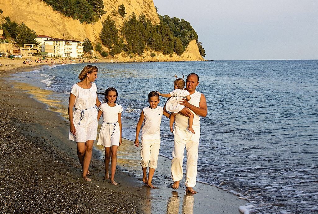 Пляжи абхазии с детьми. Семья в Абхазии. Семья на море. Семья на море Абхазия. Семья отдыхает.