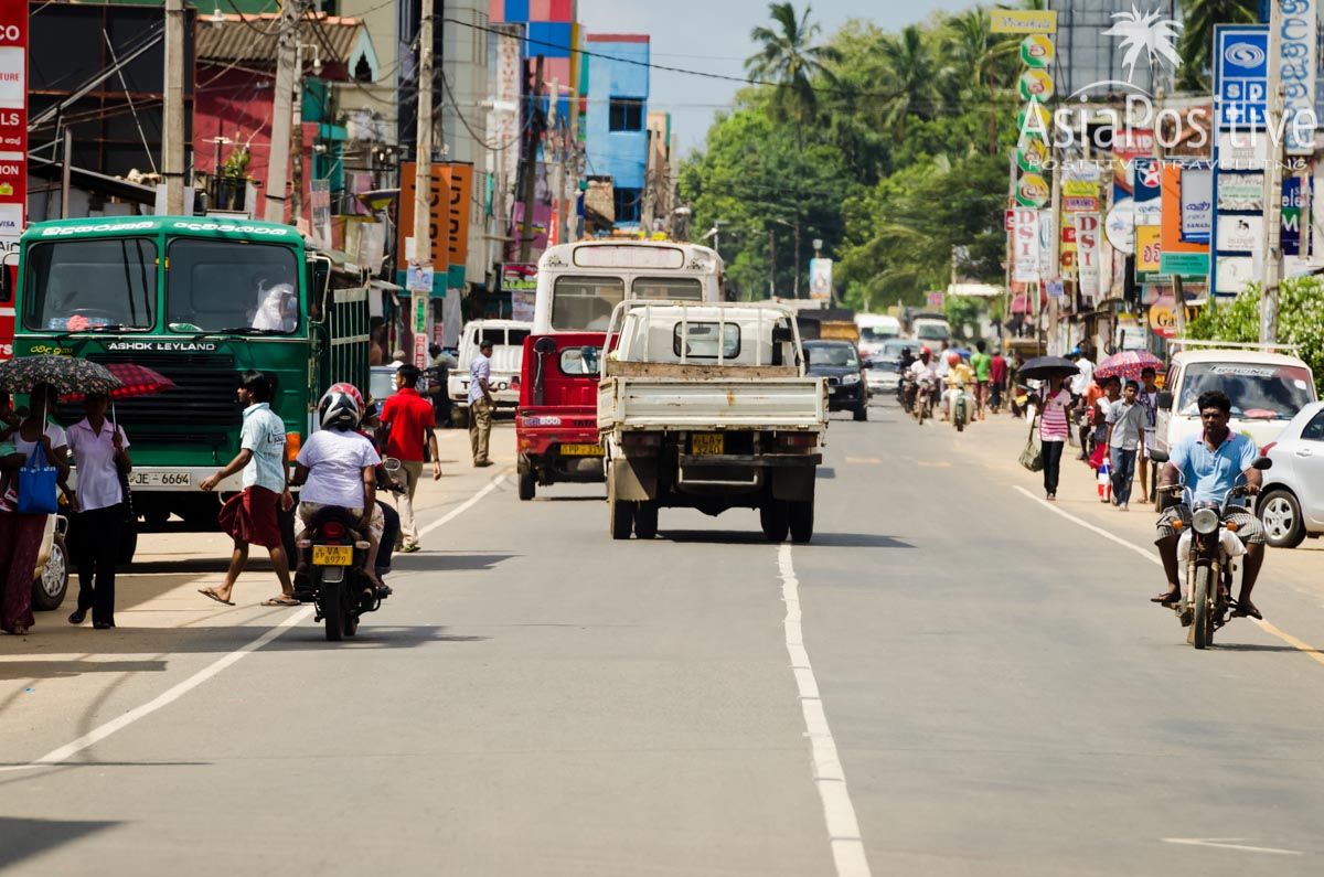 Обычная дорога в обычном городе (Галле, Шри-Ланка) 