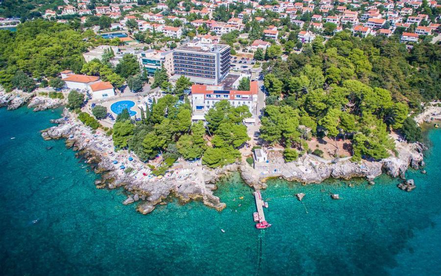 Остров Крк – один из самых популярных пляжных курортов Хорватии. 15 пляжей (Вела Пляж, Вела Лука, Редагара, Порпорела, пляж Святого Марек Рисика и др.) отмечены международной наградой «Голубой флаг» за чистоту и безопасность купания.
