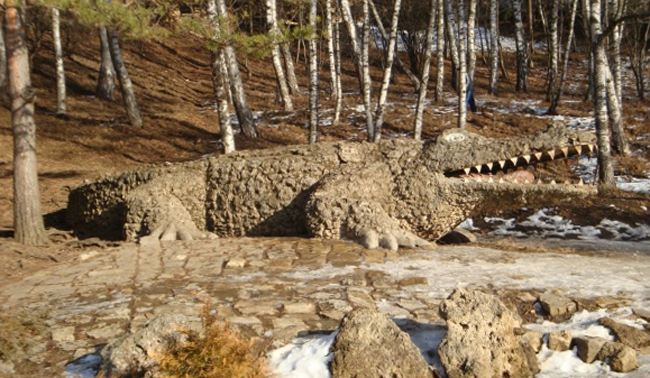 Статуя крокодила