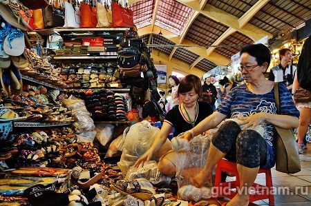 Торговля сувенирами на рынке Бен Тхань