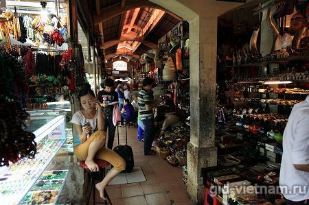 Сувенирные отделы на рынке Бен Тхань