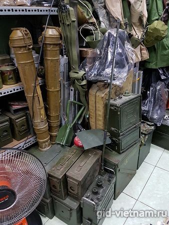 Армейское обмундирование на рынке Дан Шинь