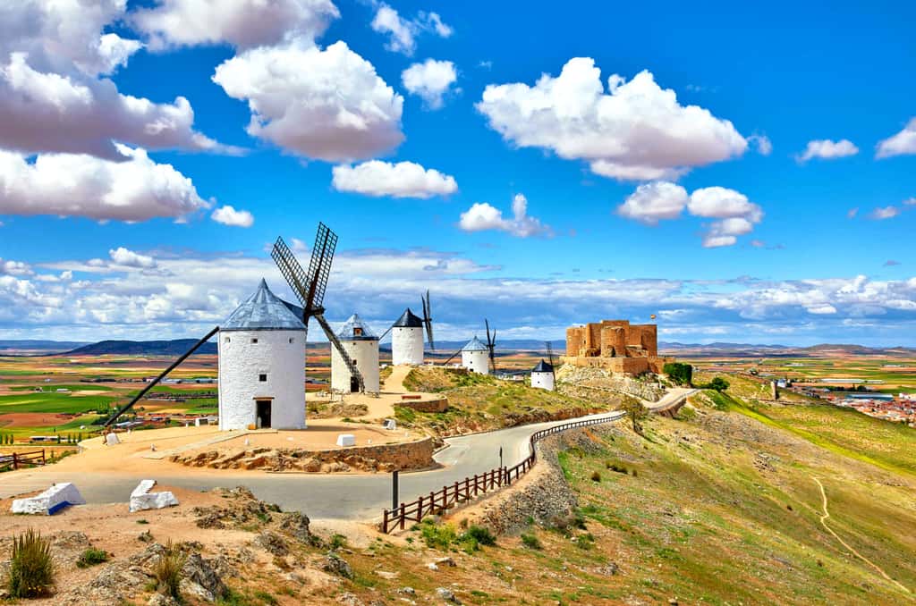 Легендарные мельницы близ посёлка Консуэгра, Испания