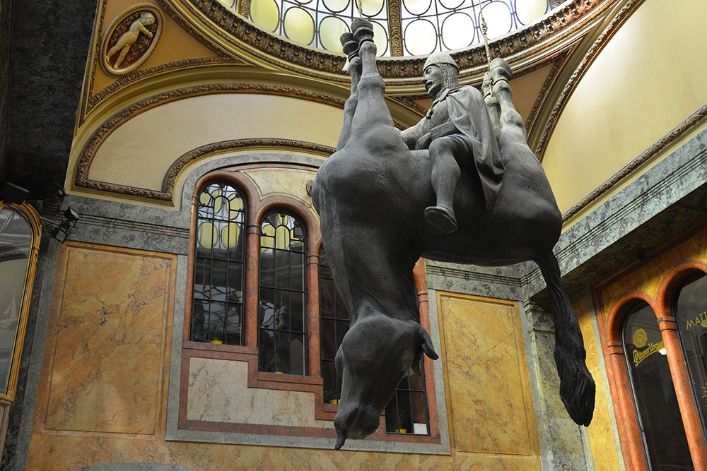 Памятник святому Вацлаву на перевернутом коне привлекает своей комичностью. Каждый год кто-то ворует высунутый язык у статуи лошади. Источник: Konov / Shutterstock
