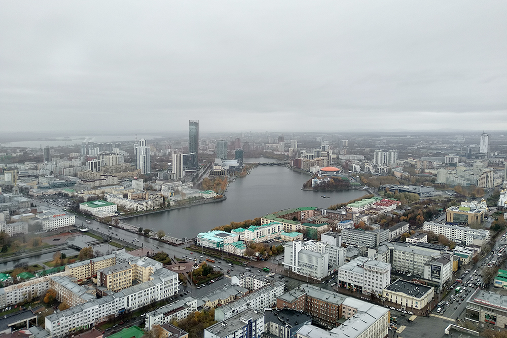 Вид на Екатеринбург со смотровой площадки «Высоцкого». На фото видно самое высокое здание в городе — это башня «Исеть» на берегу одноименной реки