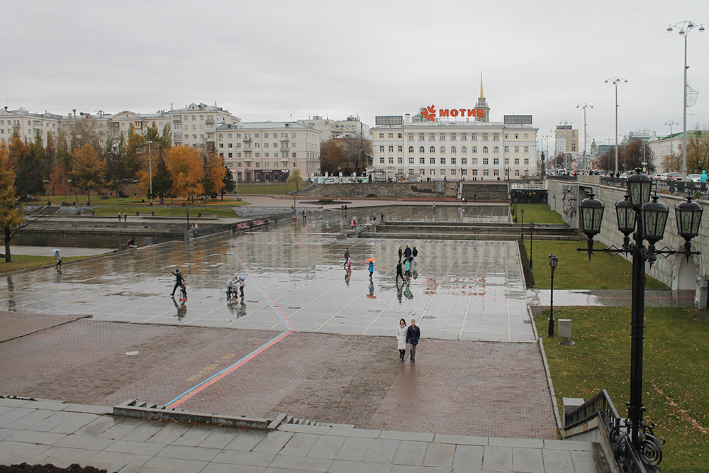 Площадь перед Плотинкой и линии туристических маршрутов — красная и синяя