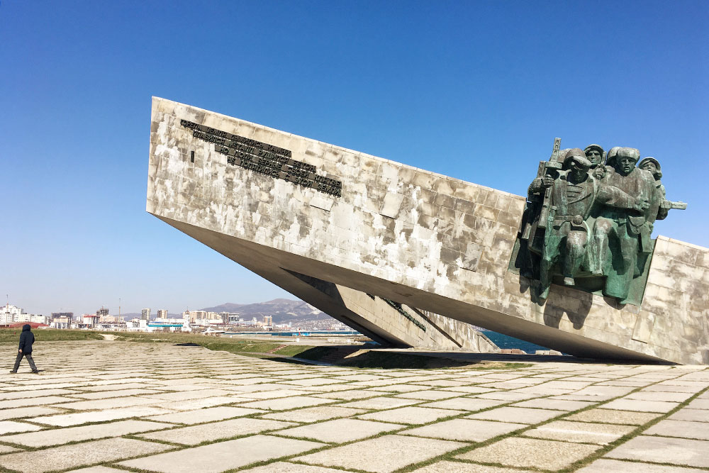 Форма мемориала символизирует нос корабля, врезавшийся в берег