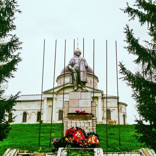 Достопримечательности Мышкина: Ленин у Никольского собора в Мышкине