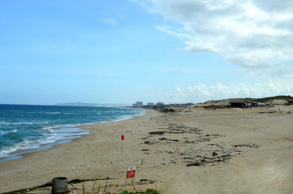 Видно мусор на пляже Бай Дай