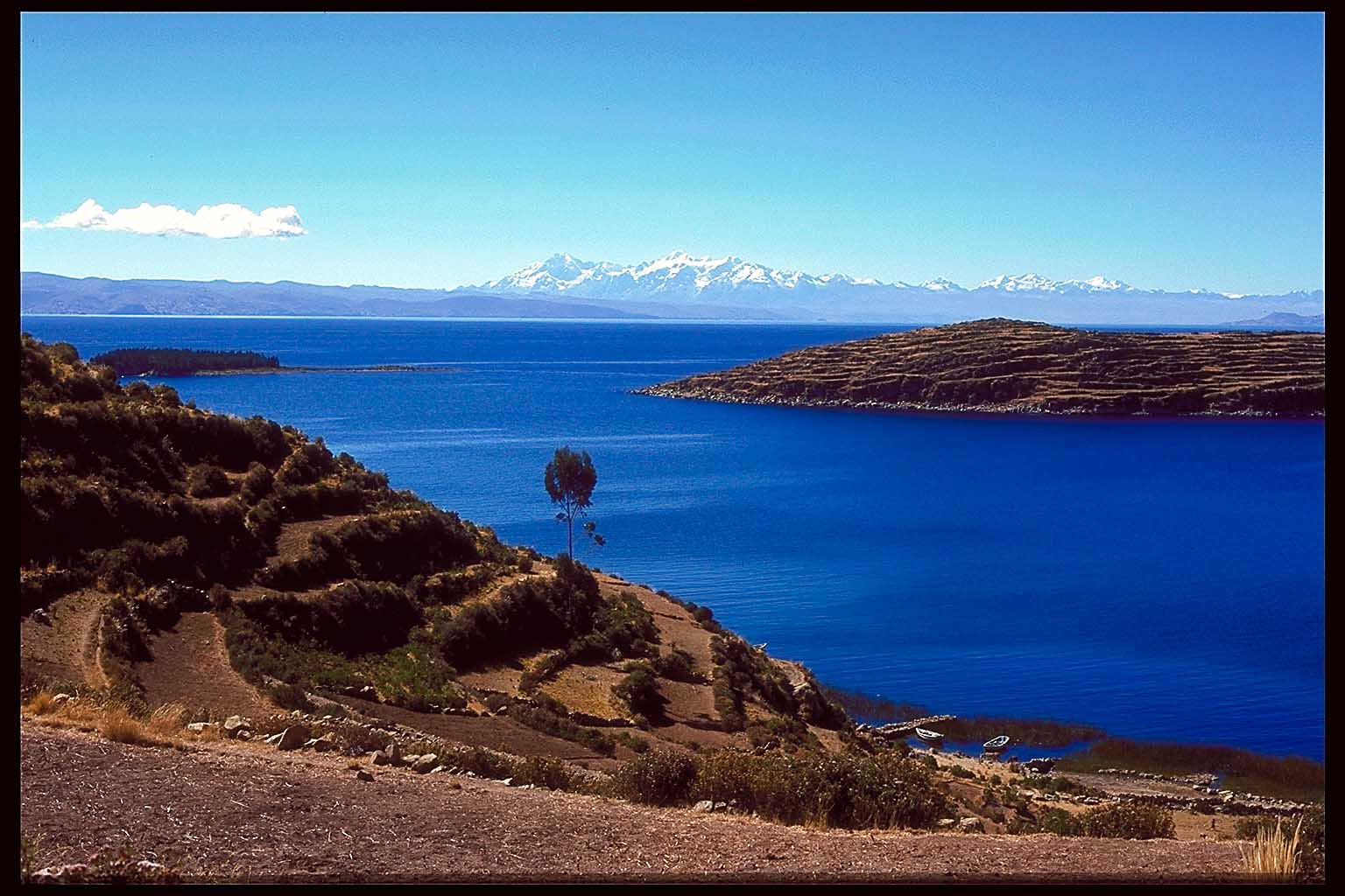 Озеро титикака в южной америке. Озеро Титикака. Озеро Титикака Перу. Анды Титикака. Боливия озеро Титикака.