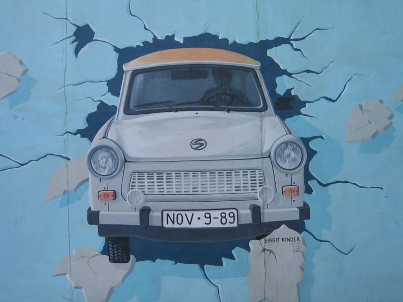 Один из рисунков на стене: гэдээровский малолитражный пластмассовый автомобиль Трабант, пробивающий бетон