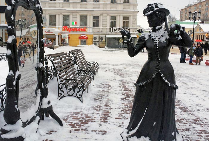 Скульптура нижегородской Большой Покровский улицы зимой