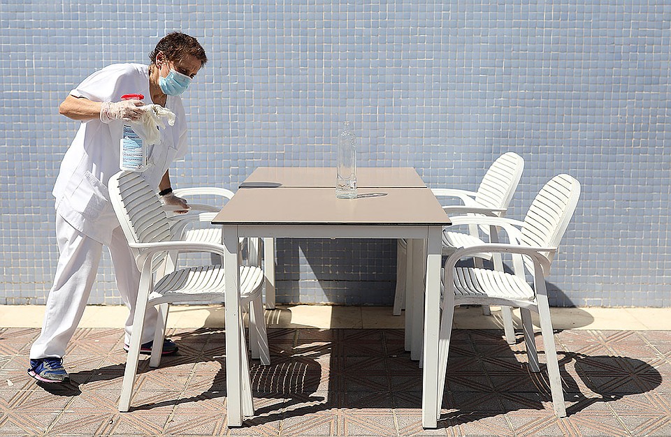 Санобработка столика кафе в Валенсии, Испания. Фото: REUTERS