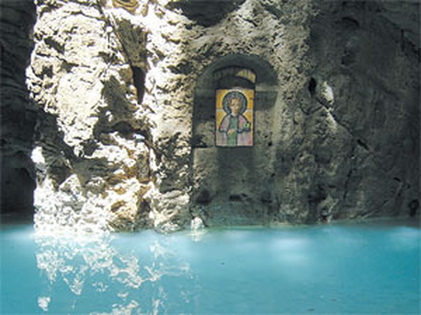 Люди верят, что купание в Провале способствует исцелению от болезней. 