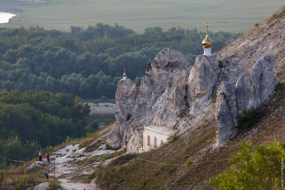 Монастырь в меловой горе. Дивногорье Костомарово Белогорье Воронежская. Храм Дивногорье Воронежская область.