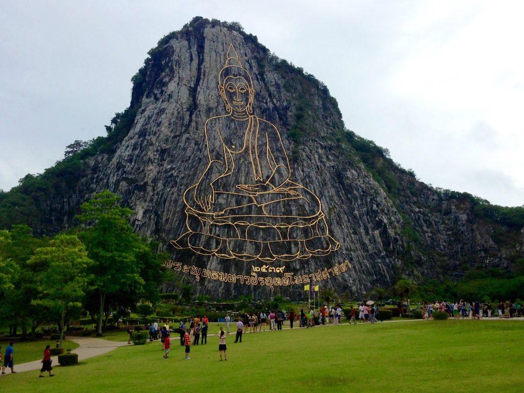 Необычное изображение Будды на горе в Паттайи
