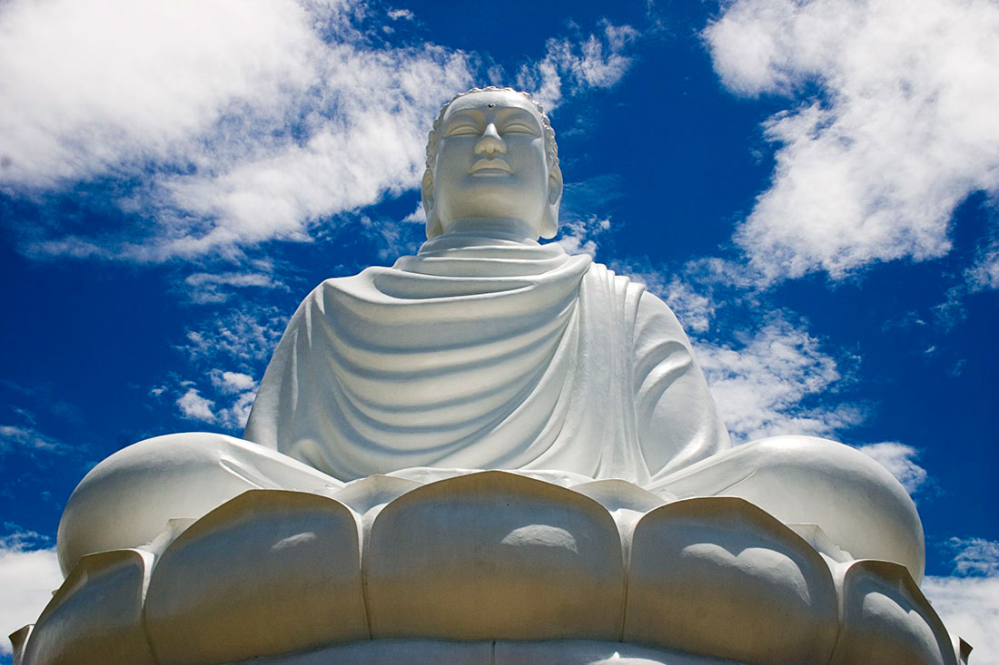 Статуя Большой белый Будда