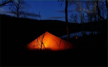 На природе в Норвегии - палатка около лесного озера ночью - фото