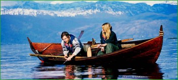 Норвегия - фото природы - туристы на каноэ рыбачат