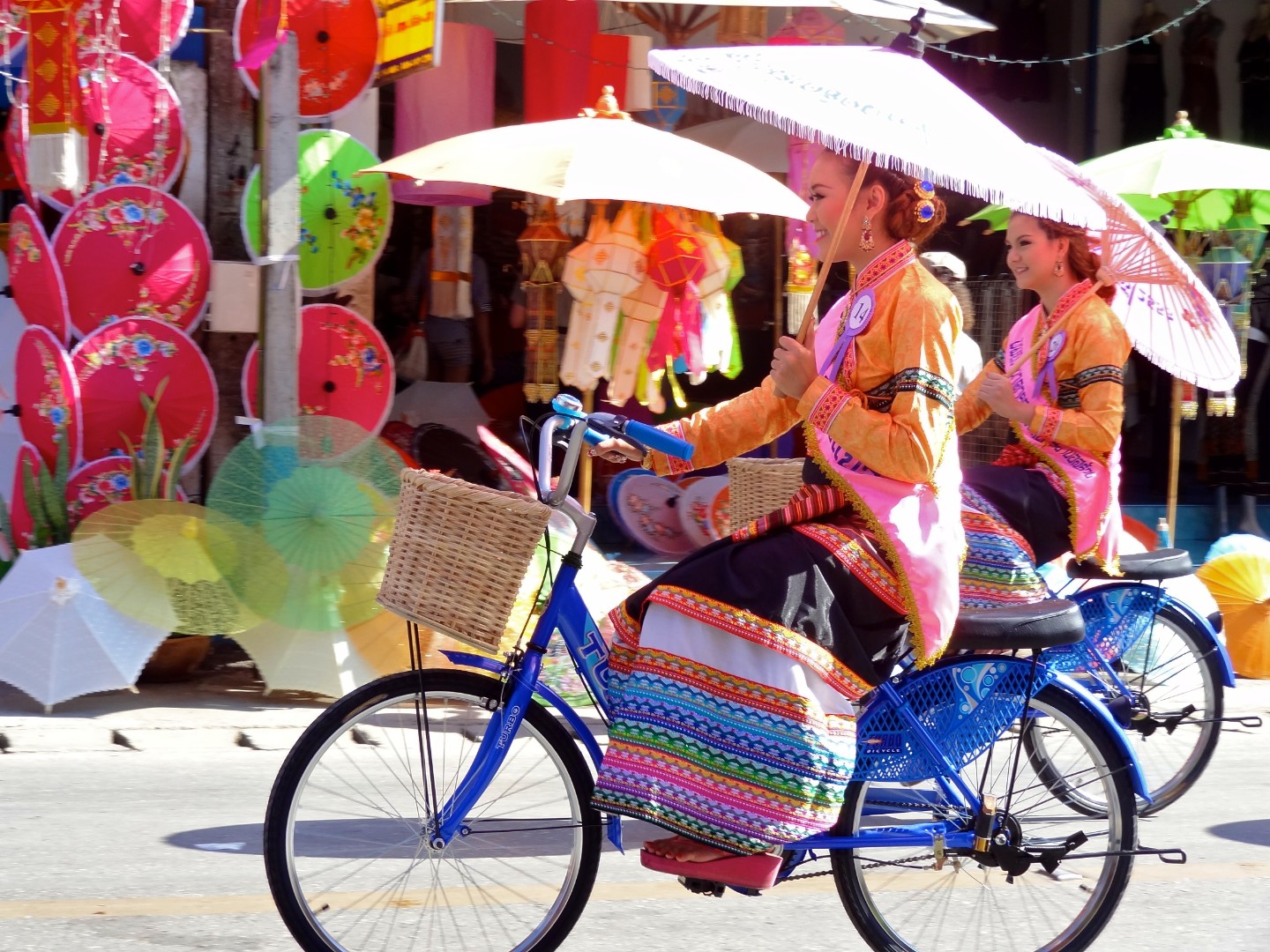 Фестиваль зонтиков в деревне Бо Санг, название которой и означает в переводе «зонт»