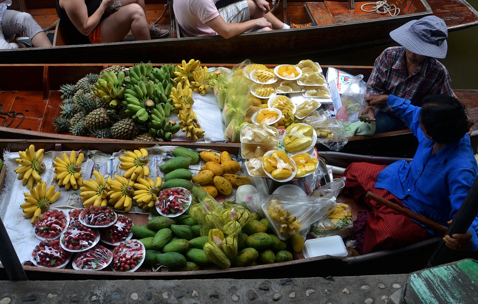 Потрясающие тайские фрукты, которые обожают туристы северных широт, можно купить на плавучих рынках