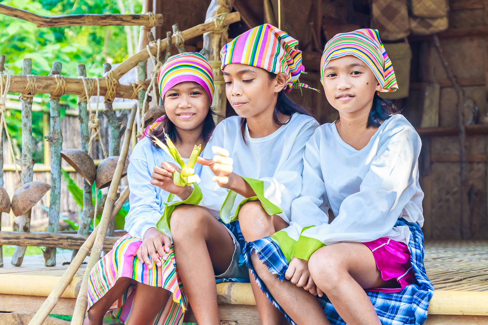 Филиппинские девочки в традиционной одежде
